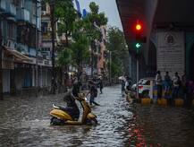 মুম্বইয়ে প্রবল বৃষ্টি, জলমগ্ন রাস্তা, রেললাইন, সমস্যায় মানুষ