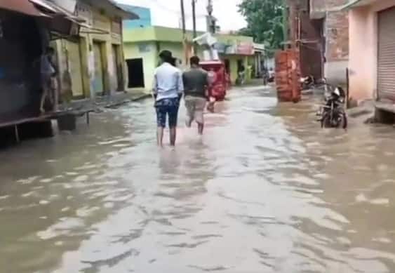 রাস্তায় জল জমে যাওয়ার ফলে অসংখ্য মানুষকে সমস্যায় পড়তে হয়। ছবি সৌজন্যে এএনআই