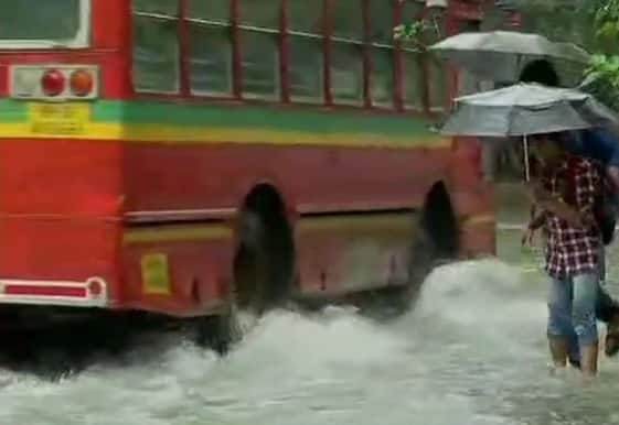 রেললাইনে জল জমে যাওয়ার ফলে লোকাল ট্রেন পরিষেবা ব্যাহত হয়। ছবি সৌজন্যে এএনআই