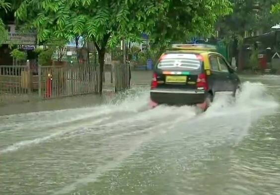 হারবার লাইন, সেন্ট্রাল লাইন, ওয়েস্টার্ন লাইনে দেরিতে ট্রেন চলছে। ছবি সৌজন্যে এএনআই