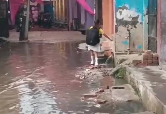 জলদুর্গত মানুষের জন্য হেল্পলাইন নম্বর চালু করা হয়েছে। নম্বরটি হল ১৯১৬। ছবি সৌজন্যে এএনআই