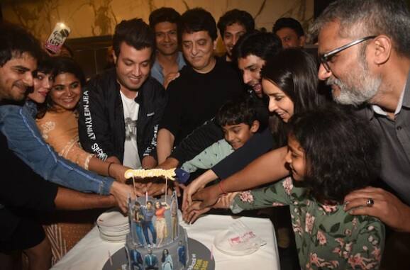 পরিচালক ও অভিনেতা-অভিনেত্রীরা কেক কেটে আগাম সাফল্য উদযাপন করেন। ছবি- মানব মঙ্গলানী 