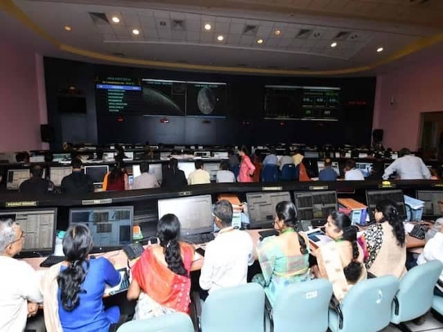 '95% of Chandrayaan-2 intact as orbiter flying around moon' ঠিকমত কাজ করছে চন্দ্রযান ২-র ৯৫%, অরবিটার ঘুরছে চাঁদের চার পাশে