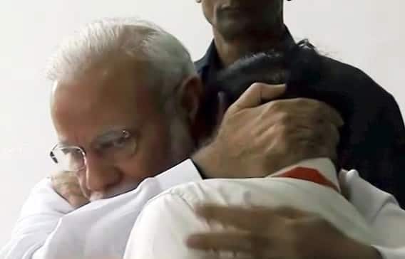 ইসরোর প্রত্যেক বৈজ্ঞানিকের সঙ্গে আলাদা করে দেখা করেন প্রধানমন্ত্রী। যখন তিনি ফিরে যাওয়ার জন্য নিজের গাড়ির দিকে যাচ্ছিলেন তখন বেরিয়ে আসেন ইসরো চেয়ারম্যান।