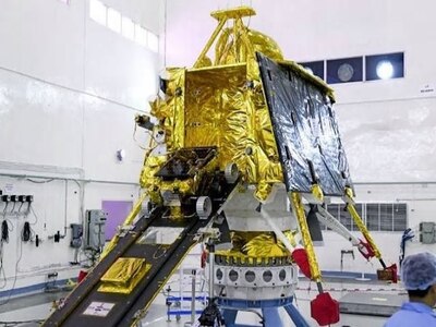 Chandrayaan 2: Vikram Lander Tilts After Hard Hit, But Unbroken, Says ISRO অক্ষত বিক্রম ল্যান্ডার,  কিছুটা হেলে রয়েছে, যোগাযোগ স্থাপনের প্রচেষ্টা অব্যাহত, জানাল ইসরো