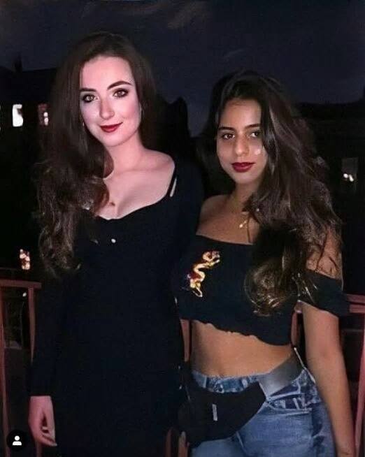 সম্প্রতি বন্ধুদের সঙ্গে সুহানার হুল্লোড়ে মেতে থাকার আরও কিছু ছবি সামনে এসেছে। সেখানে সুহানাকে ভিন্ন মেজাজে দেখা গিয়েছে। (Photo Credit: @suhanakhanoffcial Instagram)