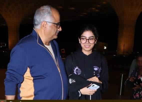 এই ছবিতে খুশিকে তাঁর খুড়তুতো বোন শানায়া কপূরের সঙ্গে পোজ দিতে দেখা গিয়েছে। 