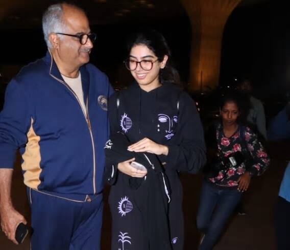 বনি অবশ্য হাসিমুখেই মেয়েকে বিদায় জানিয়েছেন। জাহ্নবীকে বলতে শোনা গিয়েছে যে, তাঁর বোন তাঁর বাবার খুব কাছের। 