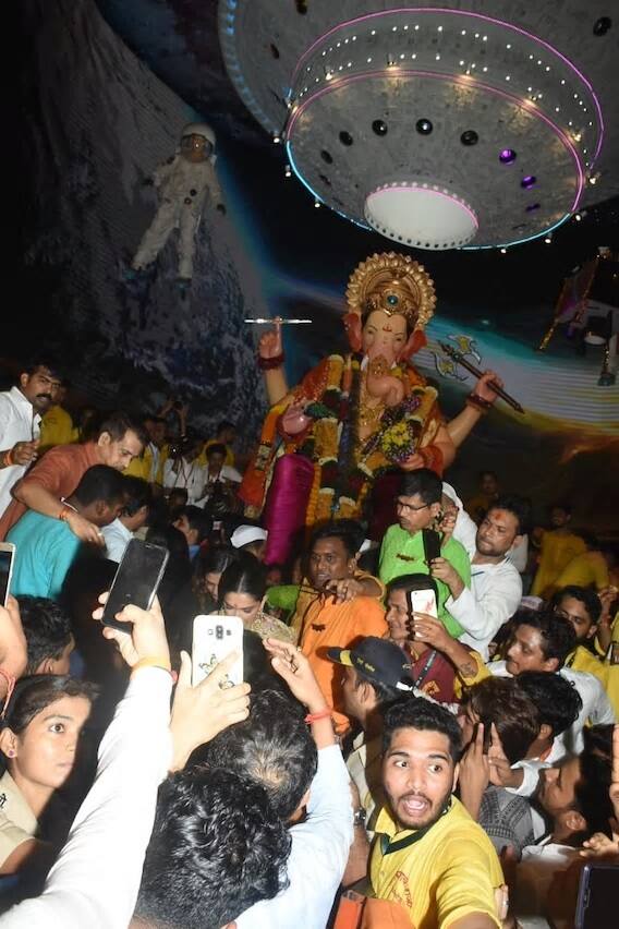 আজ গণেশ উৎসবের শেষ দিন। আজ অনন্ত চতুর্দশী, এদিনই গণেশ বিসর্জনের কথা।