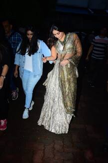 জমকালো পোশাকে নজরকাড়া করিনা কপূর