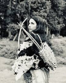 কান্ট্রি অফ ব্লাইন্ড: ইন্দো-হলিউড সিনেমায় দৃষ্টিহীন শিকারী মেয়ের ভূমিকায় তীর-ধনুক হাতে নতুন কিছু ছবি শেয়ার হিনা খানের