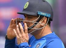 ধোনি এখনই অবসর নিচ্ছেন না, জানালেন প্রসাদ