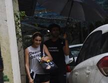 দেখুন: বৃষ্টিতে আটকে পড়লেন সারা, ছাতা নিয়ে পৌঁছে গেলেন কার্তিক আরিয়ান