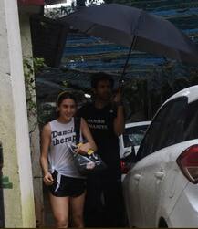 দেখুন: বৃষ্টিতে আটকে পড়লেন সারা, ছাতা নিয়ে পৌঁছে গেলেন কার্তিক আরিয়ান