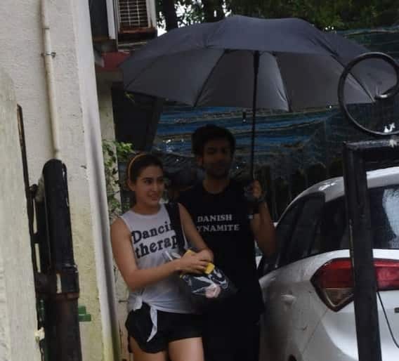 মাঝেমধ্যেই তাঁদের একসঙ্গে দেখা যাওয়া নিয়ে দুজনের সম্পর্ক নিয়েও জোর জল্পনা চলছে। 