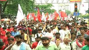 বাম ছাত্র-যুব সংগঠনগুলির নবান্ন অভিযান ঘিরে উত্তেজনা, মিছিল আটকানোয় মল্লিক ফটকে ধুন্ধুমার, জলকামান, কাঁদানে গ্যাস, লাঠিচার্জ, আহত কয়েকজন