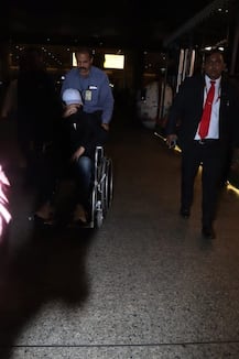 বসে হুইল চেয়ারে, কাপড়ে মুখ লুকনো, ক্যানসারের চিকিৎসা সেরে দেশে ফিরলেন ইরফান