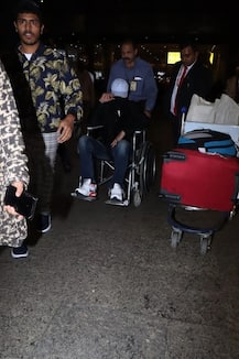 বসে হুইল চেয়ারে, কাপড়ে মুখ লুকনো, ক্যানসারের চিকিৎসা সেরে দেশে ফিরলেন ইরফান