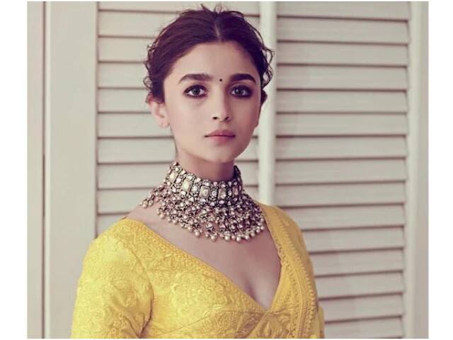 Alia Bhatt lifted 70 kg, everyone gets surprised 'বাহুবলী' আলিয়া, এক টানে তুলে ফেললেন ৭০ কেজি