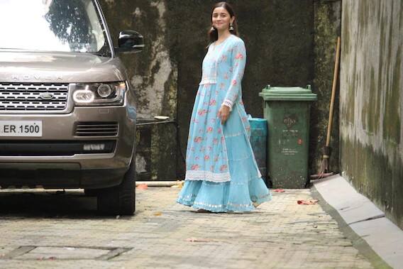 ধর্মা প্রোডাকশনের সঙ্গে 'তখত'-ছবির মিটিং-এ হাজির ছিলেন আলিয়াও। পরনে প্যাস্টেল শেডের পোশাক।