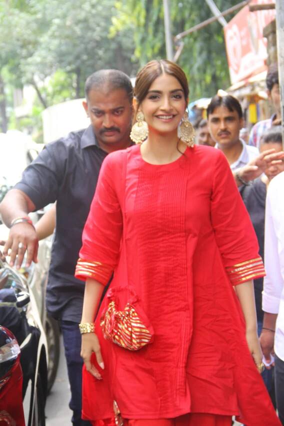 মুম্বইয়ের শনি মন্দিরে হাজির লাল টুকটুকে পোশাকে।