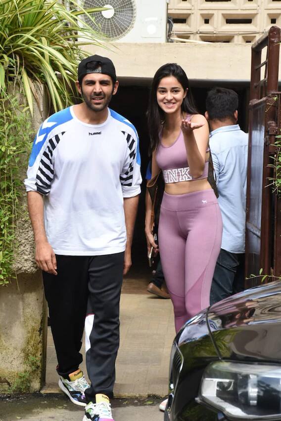 কার্তিক আরিয়ানের সঙ্গে অনন্যা পাণ্ডে। নাচের রিহার্সাল শেষে যুগলে।