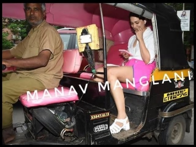 Kim sharma enjoys an auto ride in mumbai অটোতে সওয়ারি হলেন বলিউডের এই অভিনেত্রী