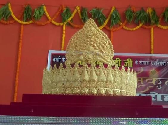 আজ প্রধানমন্ত্রী নরেন্দ্র মোদির জন্মদিন। ৬৯ বছরে পা দিলেন তিনি। তাঁর জন্মদিন উপলক্ষে দেশের বিভিন্ন জায়গায় নানা অনুষ্ঠানের আয়োজন করেছেন বিজেপি কর্মী-সমর্থকরা। গতকাল অরবিন্দ সিংহ নামে এক মোদি-ভক্ত বারাণসীর সঙ্কটমোচন মন্দিরে হনুমানের উদ্দেশে সোনার মুকুট উপহার দেন। তিনি জানিয়েছেন, লোকসভা নির্বাচনের আগে মানত করেছিলেন, মোদি দ্বিতীয়বার ক্ষমতায় এলে হনুমানের উদ্দেশে ১.২৫ কেজি ওজনের সোনার মুকুট দেবেন। সেই মানত রক্ষা করলেন। ছবি সৌজন্যে এএনআই