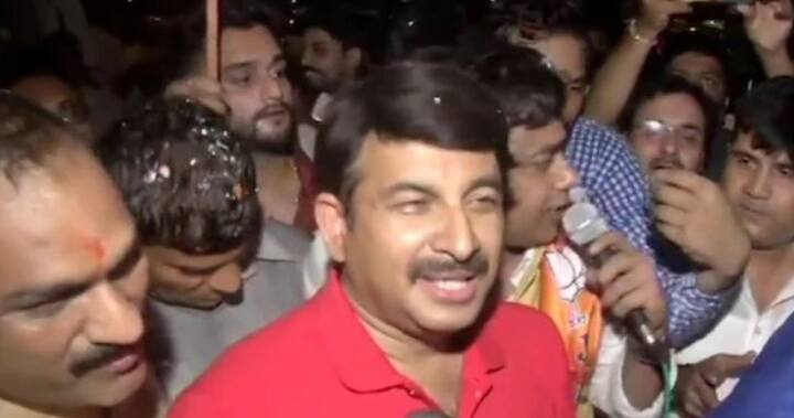 দিল্লির ইন্ডিয়া গেটে দলীয় কর্মীদের নিয়ে প্রধানমন্ত্রীর জন্মদিন পালন করেন বিজেপি সাংসদ মনোজ তিওয়ারি। ছবি সৌজন্যে এএনআই