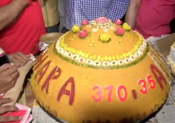 ইন্ডিয়া গেটে যে কেক কাটা হয়, সেটিতে ৩৭০, ৩৫ এ লেখা ছিল। এভাবেই জম্মু ও কাশ্মীর থেকে সংবিধানের ৩৭০ ধারা প্রত্যাহারের জন্য মোদিকে ধন্যবাদ জানান বিজেপি কর্মীরা। ছবি সৌজন্যে এএনআই