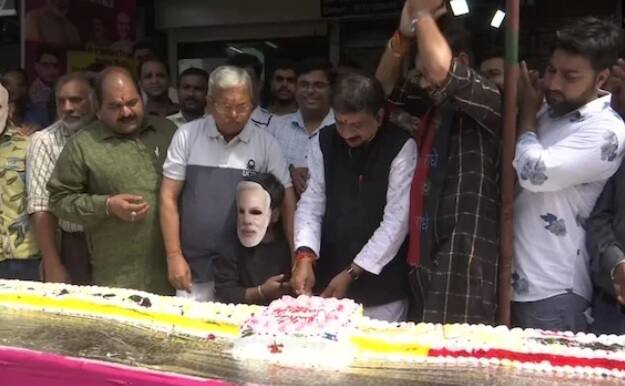 ভোপালেও পালন করা হয় মোদির জন্মদিন। ছবি সৌজন্যে এএনআই