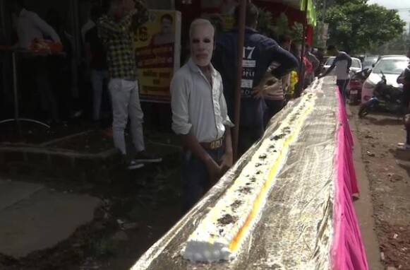 ভোপালে গতকাল ৬৯ ফুট লম্বা কেক কাটেন বিজেপি কর্মীরা। ছবি সৌজন্যে এএনআই 