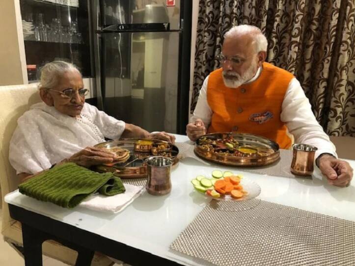 PM Modi relishes Birthday lunch with mother at her Gandhinagar residence জন্মদিনের দুপুরে মায়ের সঙ্গে মধ্যাহ্নভোজ মোদির, নিলেন আশীর্বাদ, ট্যুইট করে শুভেচ্ছা জানালেন রাহুল