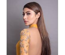 চাঁই পড়ে ভাঙল গাড়ির ছাদ, রেগে আগুন মৌনি দুষলেন মুম্বই মেট্রোকে