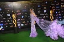 স্ত্রীর বেগুনি পালকের গাউন, স্বামীর মাথায় ঝুঁটি- আইফা-র মঞ্চ মাতালেন দীপিকা-রণবীর