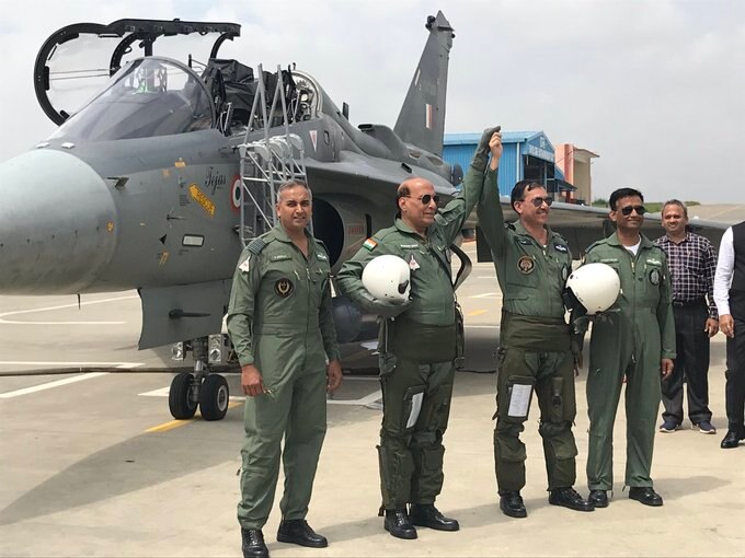 ‘মসৃণ ও আরামদায়ক’, তেজস যুদ্ধবিমানে আকাশে পাড়ি দিয়ে বললেন রাজনাথ