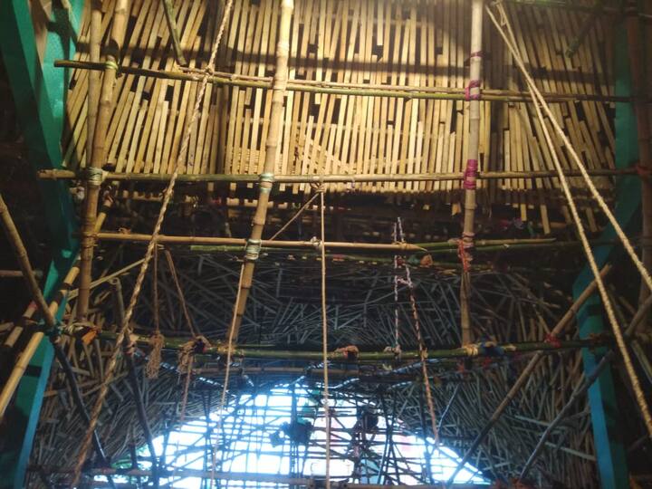 বিন্দু থেকে শুরু, বিন্দুতেই শেষ। এমনই এক ভাবনা থেকে সেজে উঠছে মণ্ডপ।