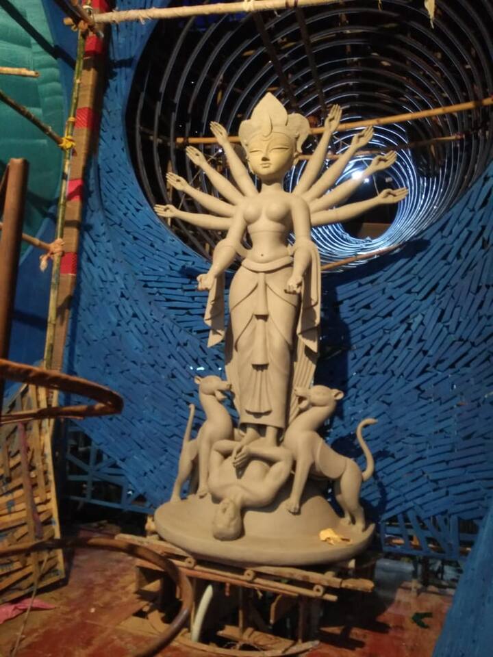 প্রতিমার পিছনে চক্রাকারে এক অনন্তের মত দৃশ্য তৈরি করছেন শিল্পী। এটাই কেন্দ্রবিন্দু হয়ে দর্শকদের টানবে বলে সকলের ধারণা।