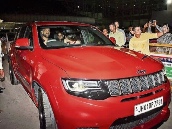  MS Dhoni Spotted Driving His Rs 1.12 Crore Red Beast নতুন ‘রেড বিস্ট’ গাড়ির চালকের আসনে দেখা গেল ধোনিকে