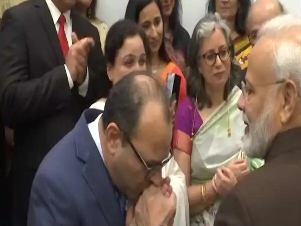 'You've Suffered A Lot,' PM Modi To Kashmiri Pandit Delegation In Houston ৩৭০ ধারা বিলোপ: হিউস্টনে মোদির হাতে চুম্বন করে ধন্যবাদ জানালেন কাশ্মীরি পণ্ডিতরা