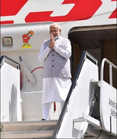 মার্কিন মুলুকে ৭ দিনের সফরে নরেন্দ্র মোদি। আজ হিউস্টনে এনআরজি স্টেডিয়ামে ‘হাউডি মোদি’ সম্মেলনে ৫০ হাজার আমেরিকাবাসী ভারতীয়র সামনে বক্তব্য রাখবেন ভারতের প্রধানমন্ত্রী। ওই অনুষ্ঠানেই হাজির থাকবেন মার্কিন প্রেসিডেন্ট ডোনাল্ড ট্রাম্প। 'হাউ ডু ইউ ডু মোদি'-ই স্থানীয় ভাষায় হাউডি মোদি।