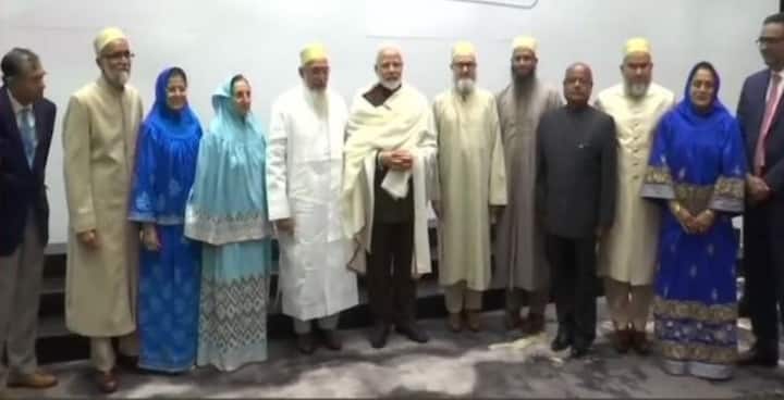 বোহরা সম্প্রদায়ের মানুষেরা দেখা করেন মোদির সঙ্গে। মোদিকে অঙ্গবস্ত্রম উপহার দেওয়া হয়।