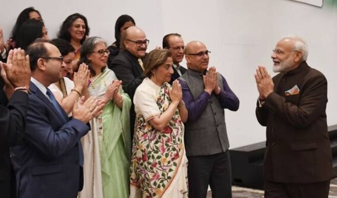 জম্মু ও কাশ্মীর থেকে ৩৭০ ধারা বিলোপের জন্য প্রধানমন্ত্রীর ভূয়সী প্রশংসা করেন মার্কিনবাসী কাশ্মীরি পণ্ডিতরা। এমনকী, প্রতিনিধিদলের এক সদস্য মোদির হাতে চুম্বন করে বলেন, ৭ লক্ষ কাশ্মীরি পণ্ডিতদের তরফ থেকে ধন্যবাদ। পরে, পিএমও-র তরফেও টুইট করে বলা হয়, কাশ্মীরি পণ্ডিতরা প্রধানমন্ত্রীকে জানিয়েছেন, ভারতীয়দের দেশের অগ্রগতিতে এবং দেশবাসীর ক্ষমতায়ণে যে যে পদক্ষেপ গ্রহণ করেছে কেন্দ্র, তা তাঁরা সমর্থন করছেন। সাক্ষাতপর্বে, প্রধানমন্ত্রীকে একটি স্মারকলিপিও দেওয়া হয়।