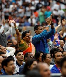 দেখুন হাউডি মোদী-তে উপস্থিত ভারতীয় দর্শককুলকে