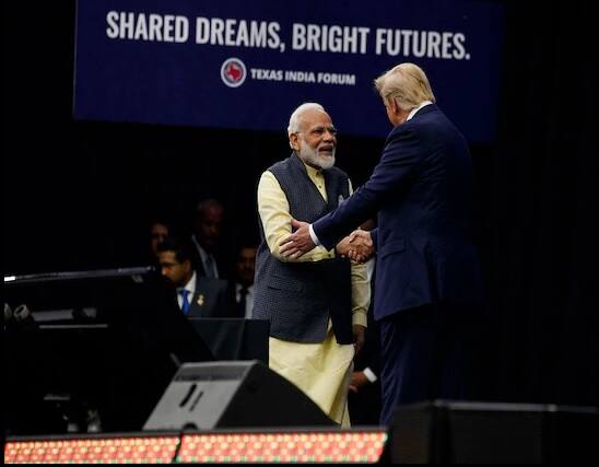 এই অনুষ্ঠানের মাধ্যমে ভারত-মার্কিন সম্পর্ক এক নতুন মাত্রা পেল। দুই রাষ্ট্রপ্রধান একে অপরকে বন্ধু বলে সম্বোধন করে পরস্পরের প্রশংসা করেছেন। সন্ত্রাসবাদ, বাণিজ্য ও প্রতিরক্ষা সহ বিভিন্ন বিষয়ে একই মতামত পেশ করেছেন মোদি ও ট্রাম্প। ছবি সৌজন্যে এপি/পিটিআই