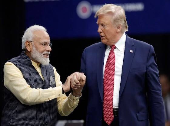 মোদি ও ট্রাম্প একসঙ্গেই মঞ্চে ওঠেন। তাঁরা পরস্পরের সঙ্গে করমর্দন করেন। ছবি সৌজন্যে এপি/পিটিআই
