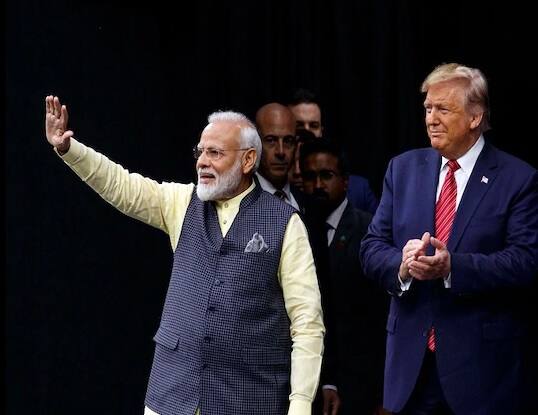 মোদি সরকারের কাজের প্রশংসা করে তাঁকে মার্কিন যুক্তরাষ্ট্রের বিশ্বস্ত বন্ধু বলে উল্লেখ করেন ট্রাম্প। ছবি সৌজন্যে এপি/পিটিআই