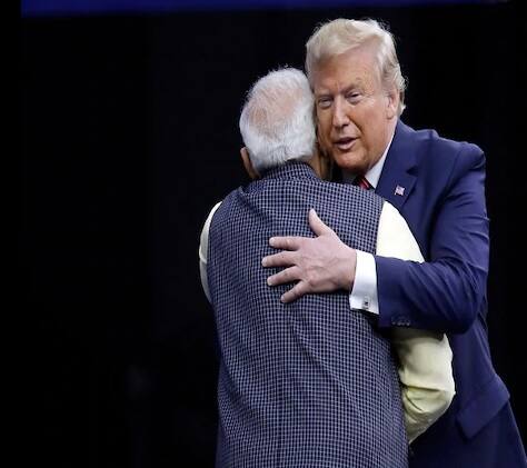 পরিবার সহ ট্রাম্পকে ভারতে আসার আমন্ত্রণ জানান মোদি। ছবি সৌজন্যে এপি/পিটিআই