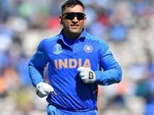 জানুয়ারি পর্যন্ত ক্রিকেট-ভবিষ্যৎ জানতে চাইবেন না: ধোনি