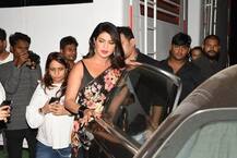 কালো শাড়িতে জমকালো প্রিয়ঙ্কা চোপড়া, মুম্বইয়ে রাস্তার কুকুরের মাথায় হাত বুলিয়ে দিলেন